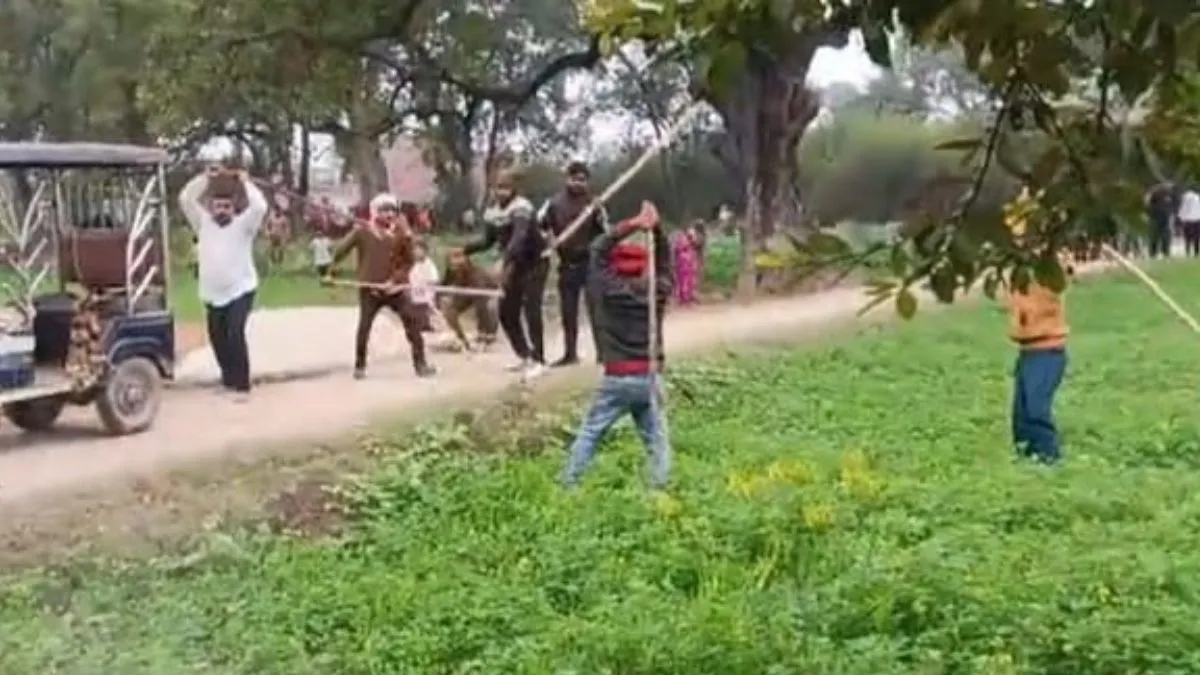 कौशांबी में जमीनी विवाद को लेकर जमकर चले लाठी-डंडे, 11 लोग जख्मी; इलाके में पुलिस फोर्स तैनात
